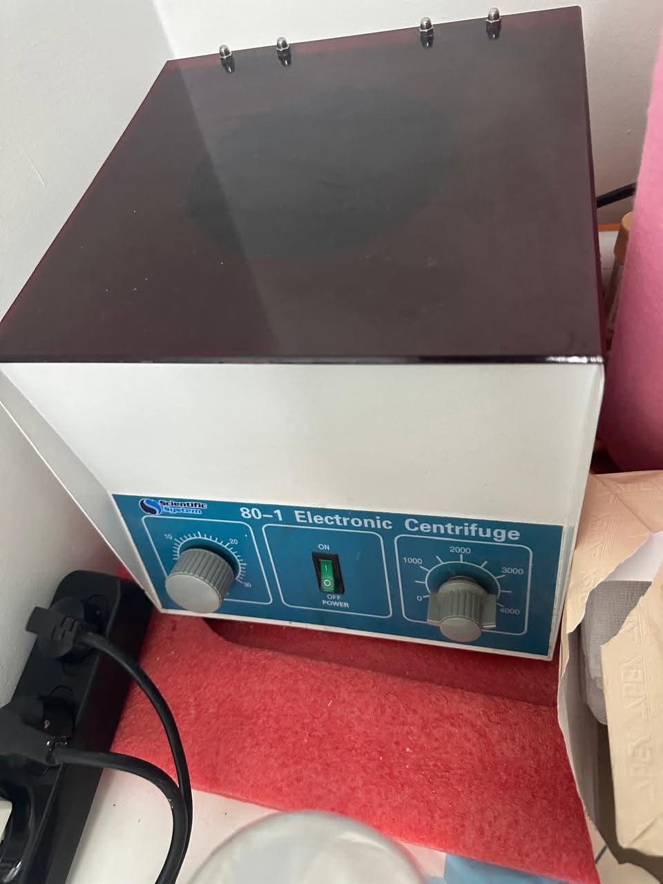 هذا الجهاز هو جهاز طرد مركزي معملي (Centrifuge)